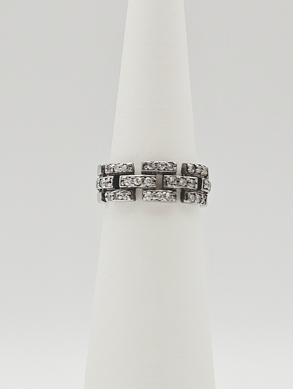 Sterling Silver Ring With Interlocking Design Size 8